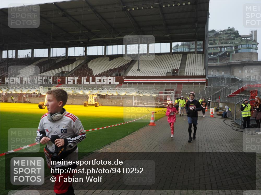 07.12.2025 - St. Pauli X-Mass-Run No. 15 Fabian Wolf http://msf.ph/oto/9410252 07.12.2025 11:10:45 Ziel 29, 30, 31, 49, 122, 134, 745, 1064, 1066, 1380, 1400, 1402, 1584, 1626, 1692, 3124, 3136, 4574 meine-sportfotos.de