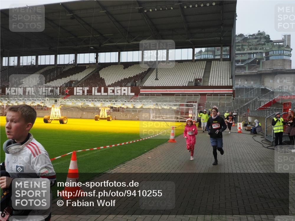 07.12.2025 - St. Pauli X-Mass-Run No. 15 Fabian Wolf http://msf.ph/oto/9410255 07.12.2025 11:10:45 Ziel 29, 30, 31, 49, 122, 134, 745, 1064, 1066, 1380, 1400, 1402, 1584, 1626, 1692, 3124, 3136, 4574 meine-sportfotos.de