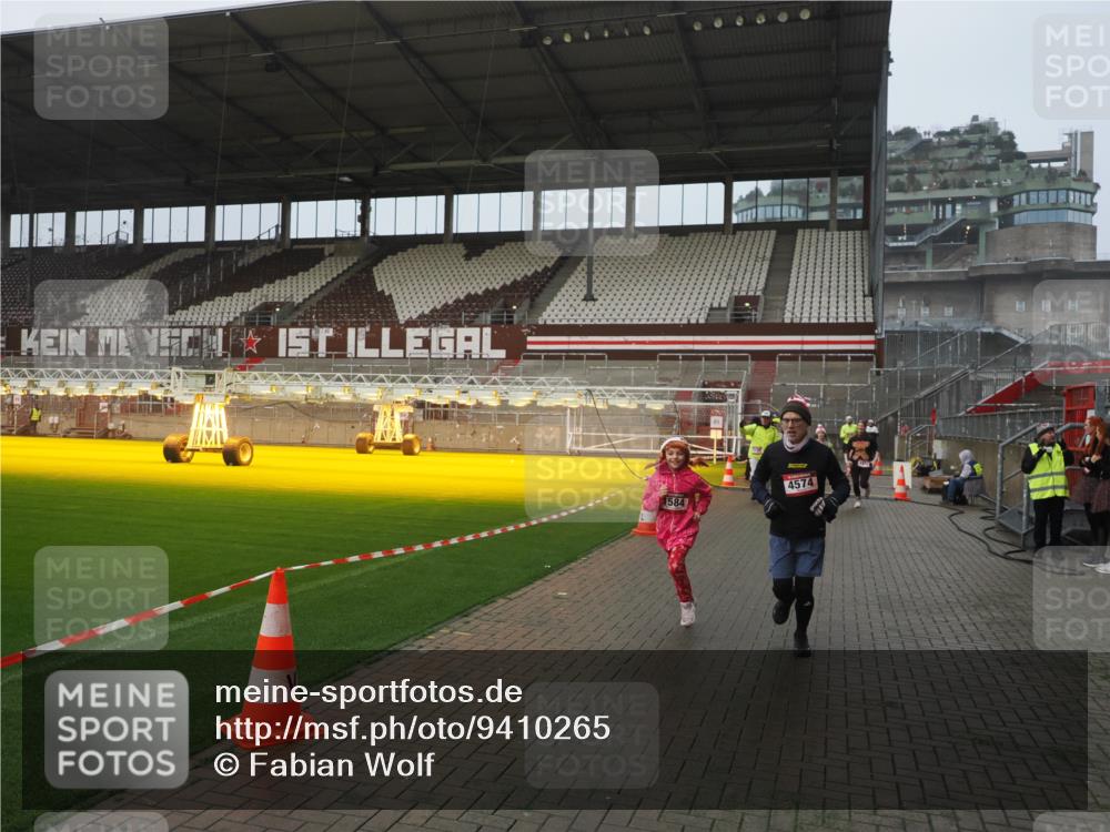 07.12.2025 - St. Pauli X-Mass-Run No. 15 Fabian Wolf http://msf.ph/oto/9410265 07.12.2025 11:10:46 Ziel 29, 30, 31, 49, 122, 134, 745, 1064, 1066, 1380, 1400, 1402, 1584, 1626, 1692, 3124, 3136, 4574 meine-sportfotos.de