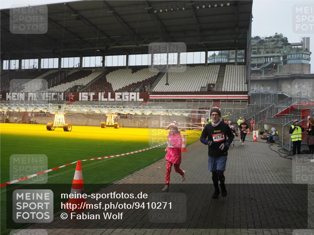 07.12.2025 - St. Pauli X-Mass-Run No. 15 Fabian Wolf http://msf.ph/oto/9410271 07.12.2025 11:10:46 Ziel 29, 30, 31, 49, 122, 134, 745, 1064, 1066, 1380, 1400, 1402, 1584, 1626, 1692, 3124, 3136, 4574 meine-sportfotos.de