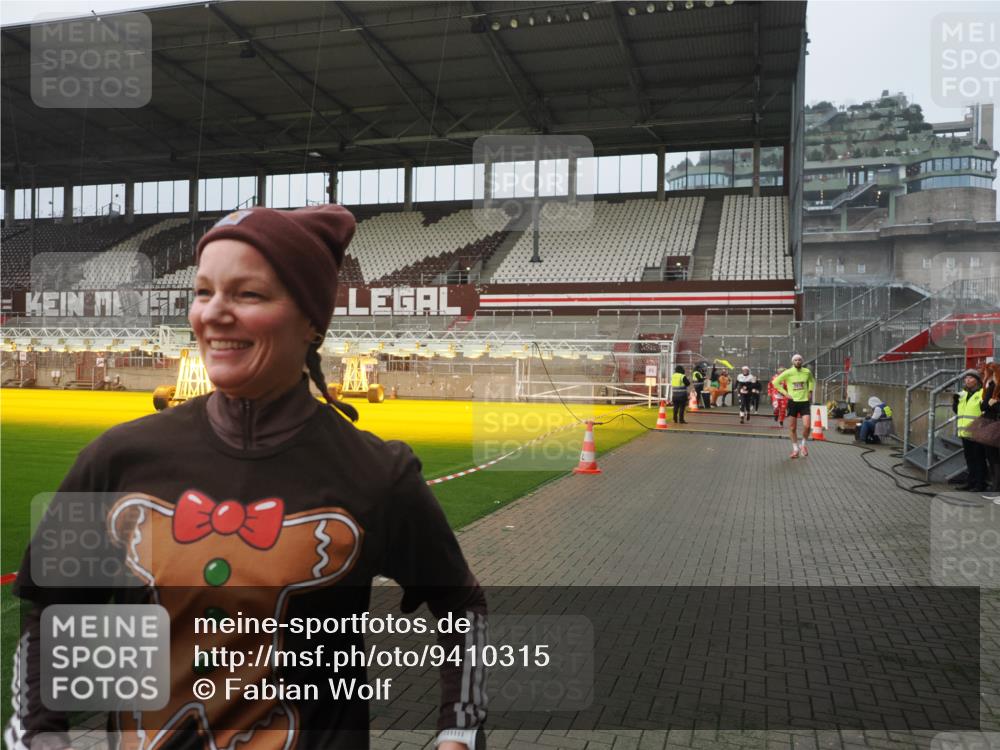 07.12.2025 - St. Pauli X-Mass-Run No. 15 Fabian Wolf http://msf.ph/oto/9410315 07.12.2025 11:10:51 Ziel 667, 669, 745, 1380, 1400, 1402, 1584, 1626, 2616, 4574 meine-sportfotos.de