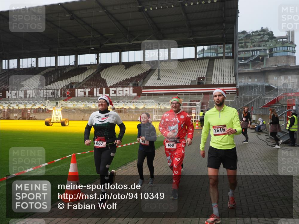 07.12.2025 - St. Pauli X-Mass-Run No. 15 Fabian Wolf http://msf.ph/oto/9410349 07.12.2025 11:10:59 Ziel 48, 660, 667, 669, 1400, 1402, 1584, 2616, 4574 meine-sportfotos.de