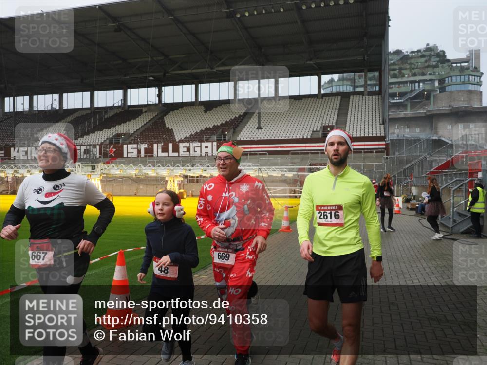 07.12.2025 - St. Pauli X-Mass-Run No. 15 Fabian Wolf http://msf.ph/oto/9410358 07.12.2025 11:11:00 Ziel 48, 660, 667, 669, 1400, 1402, 2616 meine-sportfotos.de