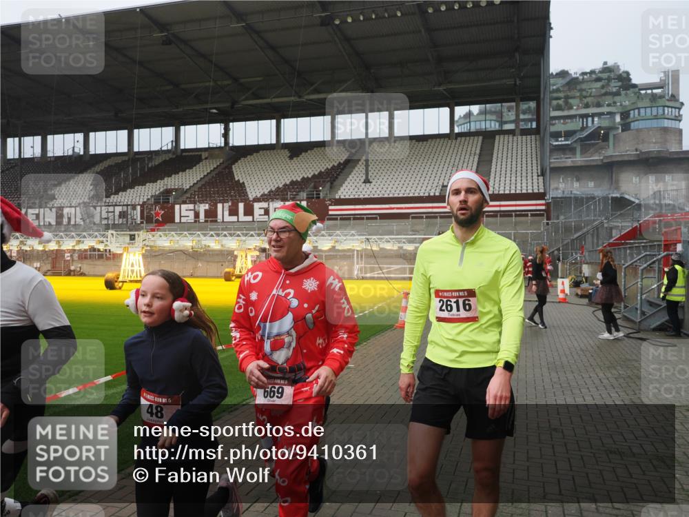 07.12.2025 - St. Pauli X-Mass-Run No. 15 Fabian Wolf http://msf.ph/oto/9410361 07.12.2025 11:11:00 Ziel 48, 660, 667, 669, 1400, 1402, 2616 meine-sportfotos.de