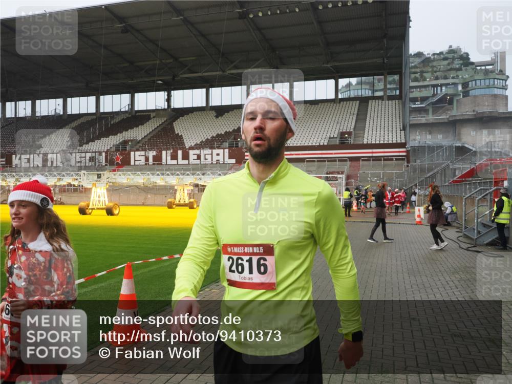 07.12.2025 - St. Pauli X-Mass-Run No. 15 Fabian Wolf http://msf.ph/oto/9410373 07.12.2025 11:11:01 Ziel 48, 660, 667, 669, 1400, 1402, 1518, 2616 meine-sportfotos.de