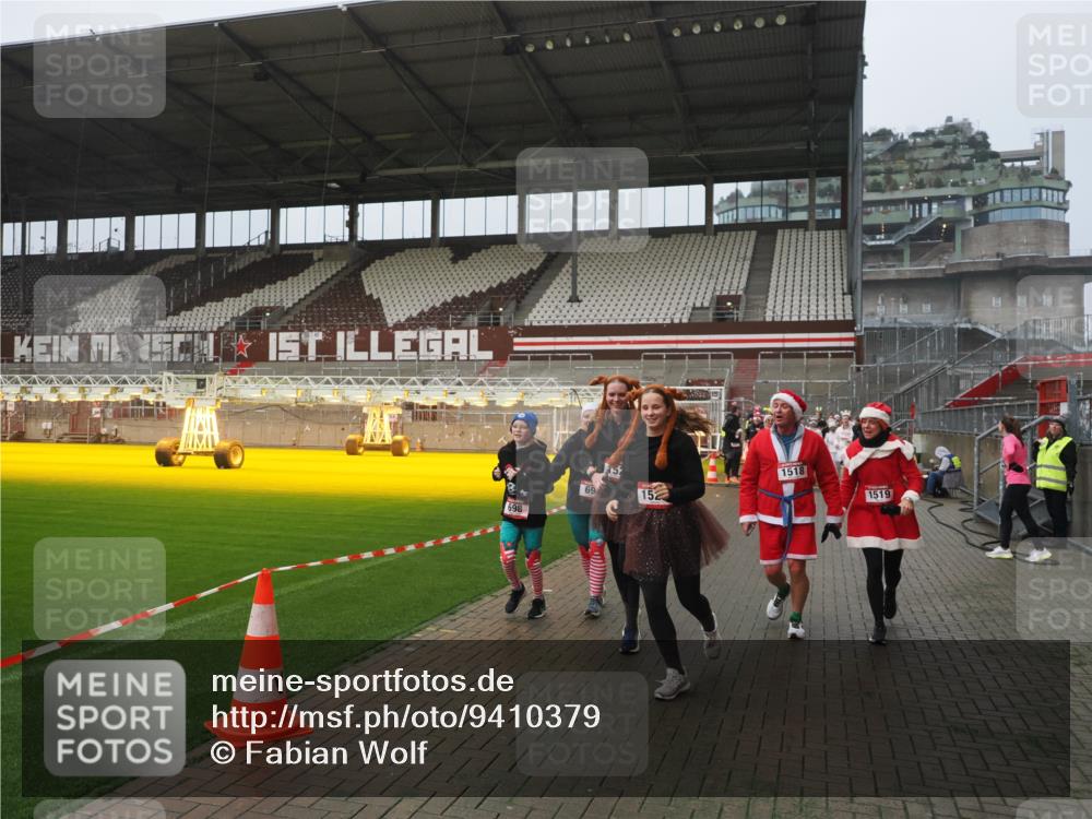 07.12.2025 - St. Pauli X-Mass-Run No. 15 Fabian Wolf http://msf.ph/oto/9410379 07.12.2025 11:11:11 Ziel 48, 411, 660, 667, 669, 697, 698, 777, 787, 788, 812, 815, 817, 832, 841, 909, 1518, 1519, 1557, 1565, 1568, 1619, 1707, 2258, 2742, 4801, 4813 meine-sportfotos.de