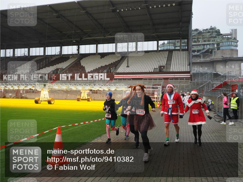 07.12.2025 - St. Pauli X-Mass-Run No. 15 Fabian Wolf http://msf.ph/oto/9410382 07.12.2025 11:11:11 Ziel 48, 411, 660, 667, 669, 697, 698, 777, 787, 788, 812, 815, 817, 832, 841, 909, 1518, 1519, 1557, 1565, 1568, 1619, 1707, 2258, 2742, 4801, 4813 meine-sportfotos.de