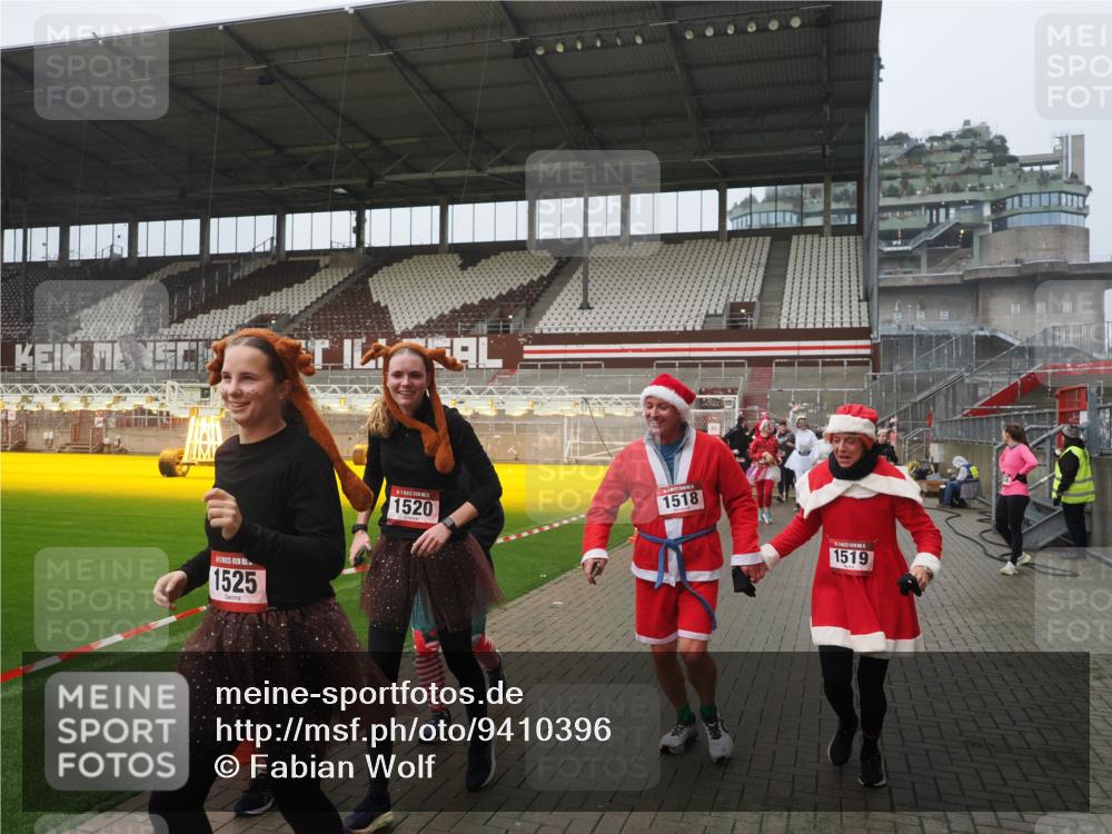 07.12.2025 - St. Pauli X-Mass-Run No. 15 Fabian Wolf http://msf.ph/oto/9410396 07.12.2025 11:11:12 Ziel 48, 411, 660, 697, 698, 777, 787, 788, 812, 815, 817, 832, 841, 909, 1145, 1146, 1147, 1518, 1519, 1557, 1565, 1568, 1619, 1707, 2258, 2742, 4801, 4813 meine-sportfotos.de