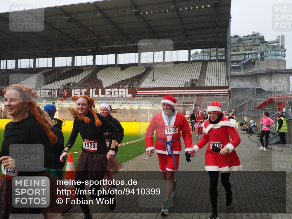 07.12.2025 - St. Pauli X-Mass-Run No. 15 Fabian Wolf http://msf.ph/oto/9410399 07.12.2025 11:11:12 Ziel 48, 411, 660, 697, 698, 777, 787, 788, 812, 815, 817, 832, 841, 909, 1145, 1146, 1147, 1518, 1519, 1557, 1565, 1568, 1619, 1707, 2258, 2742, 4801, 4813 meine-sportfotos.de