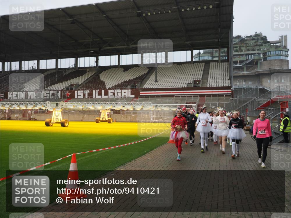 07.12.2025 - St. Pauli X-Mass-Run No. 15 Fabian Wolf http://msf.ph/oto/9410421 07.12.2025 11:11:15 Ziel 411, 697, 698, 777, 787, 788, 812, 815, 817, 832, 841, 909, 1145, 1146, 1147, 1518, 1519, 1557, 1565, 1568, 1619, 1707, 2258, 2742, 4801, 4805, 4806, 4810, 4813, 5005, 5006 meine-sportfotos.de