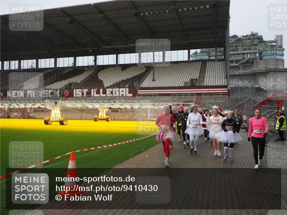 07.12.2025 - St. Pauli X-Mass-Run No. 15 Fabian Wolf http://msf.ph/oto/9410430 07.12.2025 11:11:16 Ziel 411, 697, 698, 777, 787, 788, 812, 815, 817, 832, 841, 909, 1145, 1146, 1147, 1518, 1519, 1557, 1565, 1568, 1619, 1707, 2258, 2742, 4801, 4805, 4806, 4810, 4813, 5005, 5006 meine-sportfotos.de