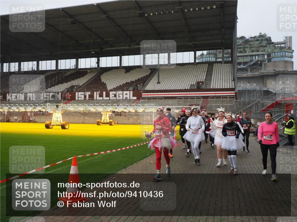 07.12.2025 - St. Pauli X-Mass-Run No. 15 Fabian Wolf http://msf.ph/oto/9410436 07.12.2025 11:11:16 Ziel 411, 697, 698, 777, 787, 788, 812, 815, 817, 832, 841, 909, 1145, 1146, 1147, 1518, 1519, 1557, 1565, 1568, 1619, 1707, 2258, 2742, 4801, 4805, 4806, 4810, 4813, 5005, 5006 meine-sportfotos.de