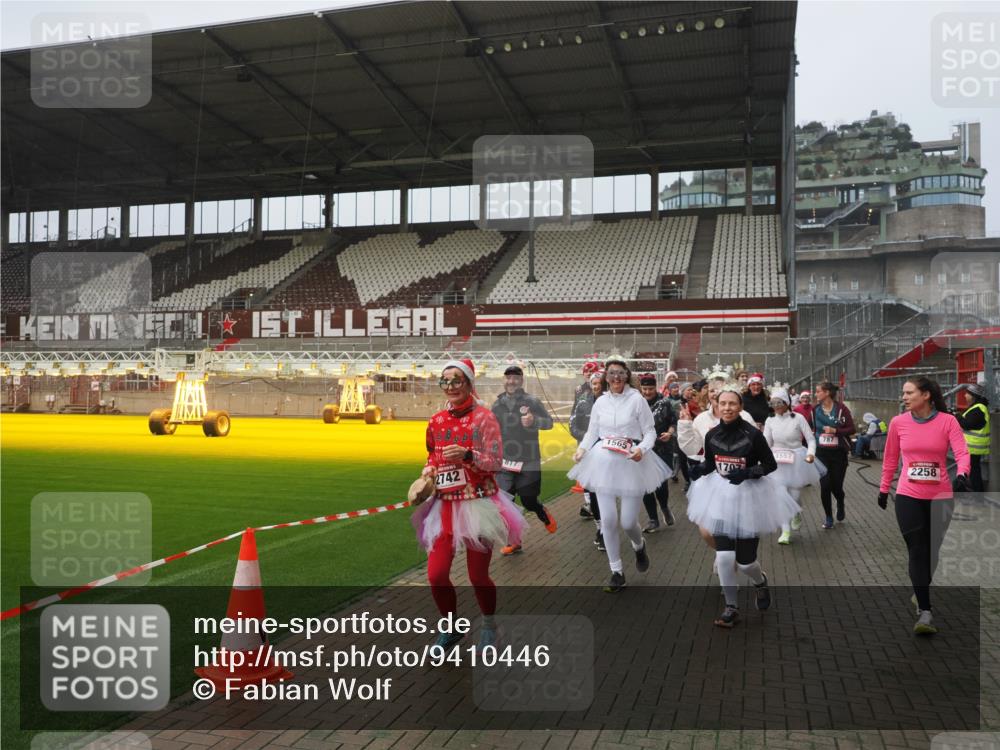 07.12.2025 - St. Pauli X-Mass-Run No. 15 Fabian Wolf http://msf.ph/oto/9410446 07.12.2025 11:11:17 Ziel 182, 190, 411, 697, 698, 777, 787, 788, 812, 815, 817, 832, 841, 909, 1145, 1146, 1147, 1518, 1519, 1557, 1565, 1568, 1619, 1707, 2258, 2742, 4801, 4805, 4806, 4810, 4813, 5005, 5006 meine-sportfotos.de