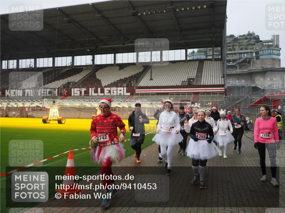 07.12.2025 - St. Pauli X-Mass-Run No. 15 Fabian Wolf http://msf.ph/oto/9410453 07.12.2025 11:11:17 Ziel 182, 190, 411, 697, 698, 777, 787, 788, 812, 815, 817, 832, 841, 909, 1145, 1146, 1147, 1518, 1519, 1557, 1565, 1568, 1619, 1707, 2258, 2742, 4801, 4805, 4806, 4810, 4813, 5005, 5006 meine-sportfotos.de