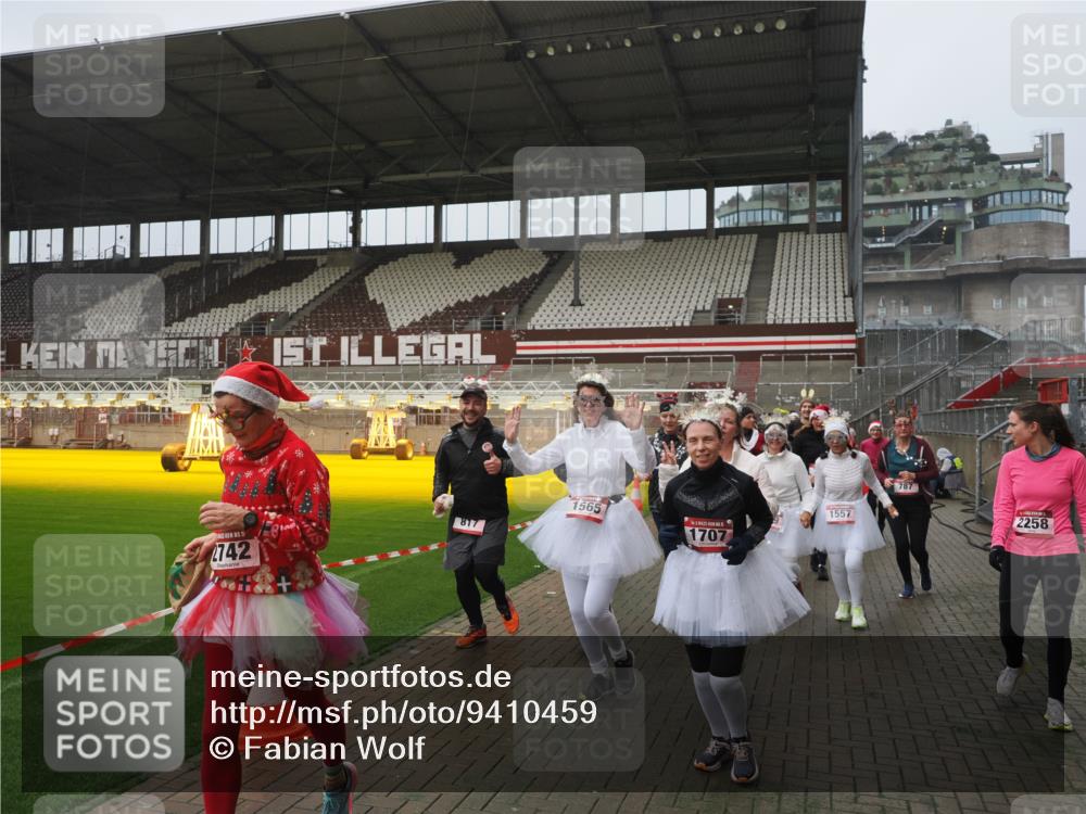 07.12.2025 - St. Pauli X-Mass-Run No. 15 Fabian Wolf http://msf.ph/oto/9410459 07.12.2025 11:11:18 Ziel 171, 182, 190, 411, 697, 698, 777, 787, 788, 812, 815, 817, 832, 841, 909, 1145, 1146, 1147, 1518, 1519, 1557, 1565, 1568, 1619, 1707, 2258, 2742, 4801, 4805, 4806, 4810, 4813, 5005, 5006 meine-sportfotos.de