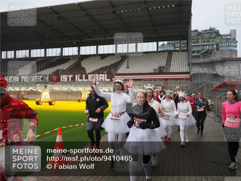 07.12.2025 - St. Pauli X-Mass-Run No. 15 Fabian Wolf http://msf.ph/oto/9410465 07.12.2025 11:11:18 Ziel 171, 182, 190, 411, 697, 698, 777, 787, 788, 812, 815, 817, 832, 841, 909, 1145, 1146, 1147, 1518, 1519, 1557, 1565, 1568, 1619, 1707, 2258, 2742, 4801, 4805, 4806, 4810, 4813, 5005, 5006 meine-sportfotos.de
