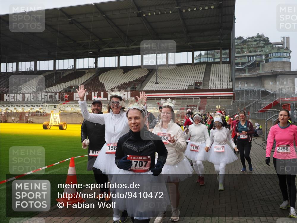 07.12.2025 - St. Pauli X-Mass-Run No. 15 Fabian Wolf http://msf.ph/oto/9410472 07.12.2025 11:11:19 Ziel 171, 182, 190, 411, 697, 698, 777, 787, 788, 812, 815, 817, 832, 841, 909, 1145, 1146, 1147, 1518, 1519, 1557, 1565, 1568, 1619, 1707, 1770, 2258, 2742, 4801, 4805, 4806, 4810, 4813, 5005, 5006 meine-sportfotos.de