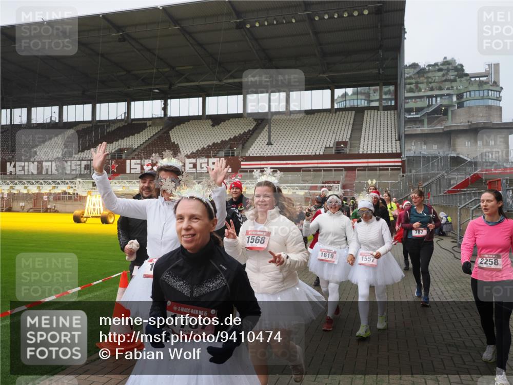 07.12.2025 - St. Pauli X-Mass-Run No. 15 Fabian Wolf http://msf.ph/oto/9410474 07.12.2025 11:11:19 Ziel 171, 182, 190, 411, 697, 698, 777, 787, 788, 812, 815, 817, 832, 841, 909, 1145, 1146, 1147, 1518, 1519, 1557, 1565, 1568, 1619, 1707, 1770, 2258, 2742, 4801, 4805, 4806, 4810, 4813, 5005, 5006 meine-sportfotos.de