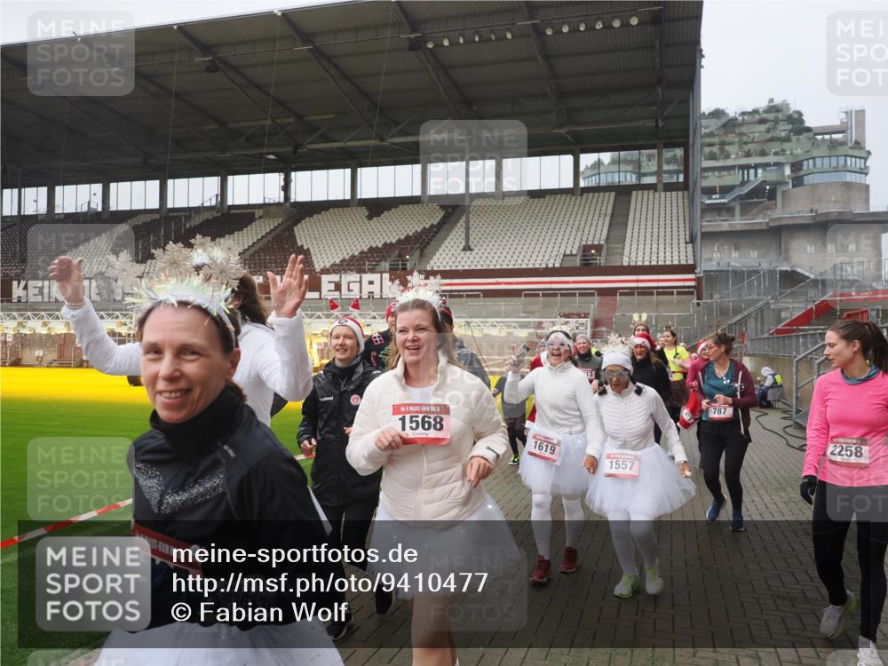 07.12.2025 - St. Pauli X-Mass-Run No. 15 Fabian Wolf http://msf.ph/oto/9410477 07.12.2025 11:11:19 Ziel 171, 182, 190, 411, 697, 698, 777, 787, 788, 812, 815, 817, 832, 841, 909, 1145, 1146, 1147, 1518, 1519, 1557, 1565, 1568, 1619, 1707, 1770, 2258, 2742, 4801, 4805, 4806, 4810, 4813, 5005, 5006 meine-sportfotos.de