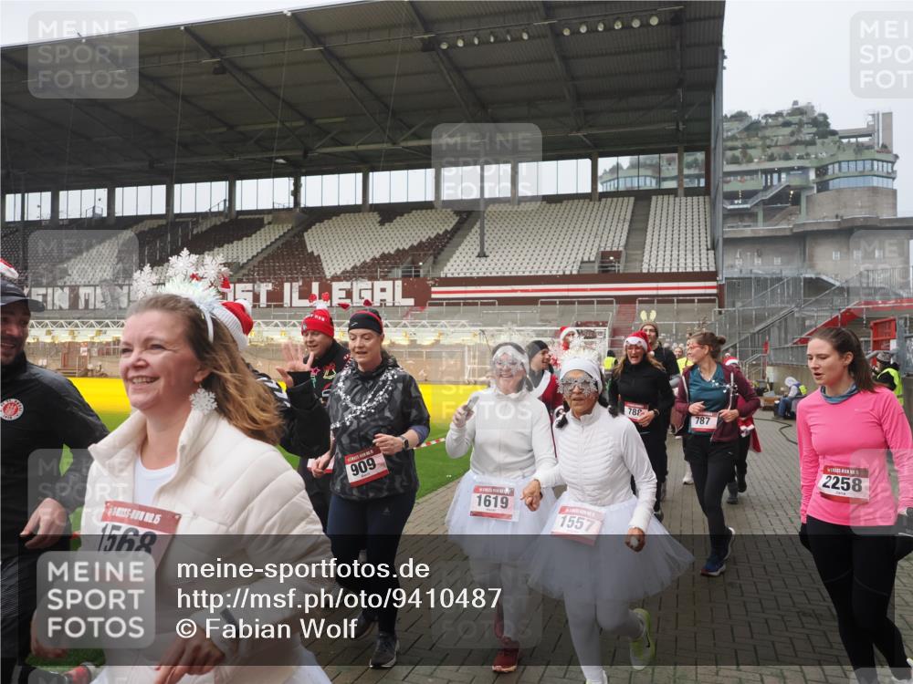 07.12.2025 - St. Pauli X-Mass-Run No. 15 Fabian Wolf http://msf.ph/oto/9410487 07.12.2025 11:11:20 Ziel 171, 182, 190, 411, 697, 698, 777, 787, 788, 812, 815, 817, 832, 841, 909, 1145, 1146, 1147, 1518, 1519, 1557, 1565, 1568, 1619, 1707, 1770, 2258, 2742, 4801, 4805, 4806, 4810, 4813, 5005, 5006 meine-sportfotos.de