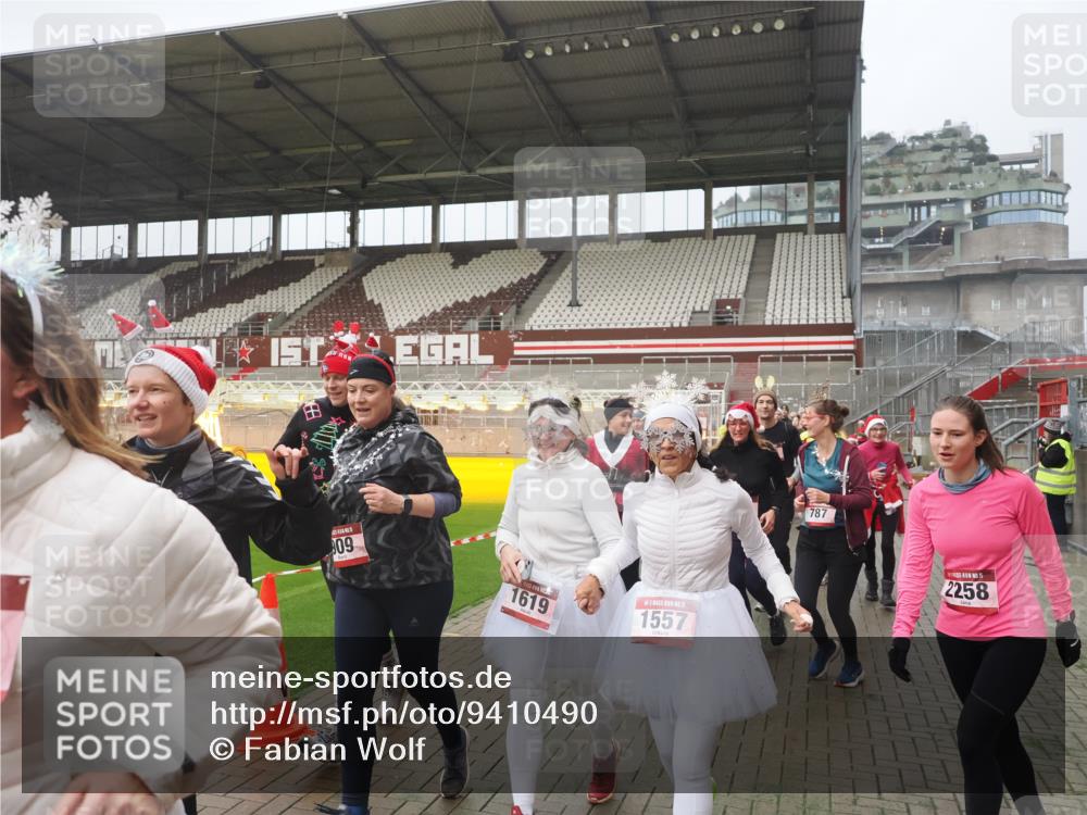 07.12.2025 - St. Pauli X-Mass-Run No. 15 Fabian Wolf http://msf.ph/oto/9410490 07.12.2025 11:11:20 Ziel 171, 182, 190, 411, 697, 698, 777, 787, 788, 812, 815, 817, 832, 841, 909, 1145, 1146, 1147, 1518, 1519, 1557, 1565, 1568, 1619, 1707, 1770, 2258, 2742, 4801, 4805, 4806, 4810, 4813, 5005, 5006 meine-sportfotos.de