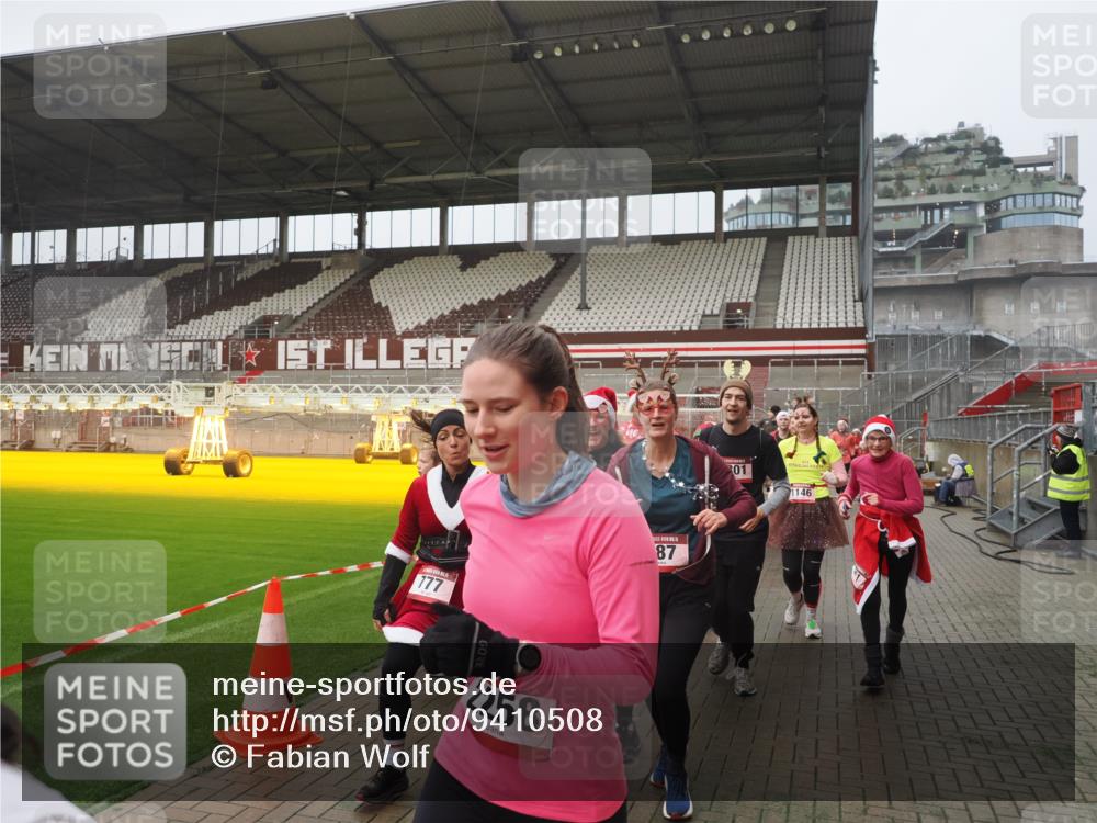 07.12.2025 - St. Pauli X-Mass-Run No. 15 Fabian Wolf http://msf.ph/oto/9410508 07.12.2025 11:11:21 Ziel 171, 182, 190, 411, 697, 698, 777, 787, 788, 812, 815, 817, 832, 841, 909, 1145, 1146, 1147, 1518, 1519, 1557, 1565, 1568, 1619, 1707, 1770, 2258, 2742, 4801, 4805, 4806, 4810, 4813, 5005, 5006 meine-sportfotos.de