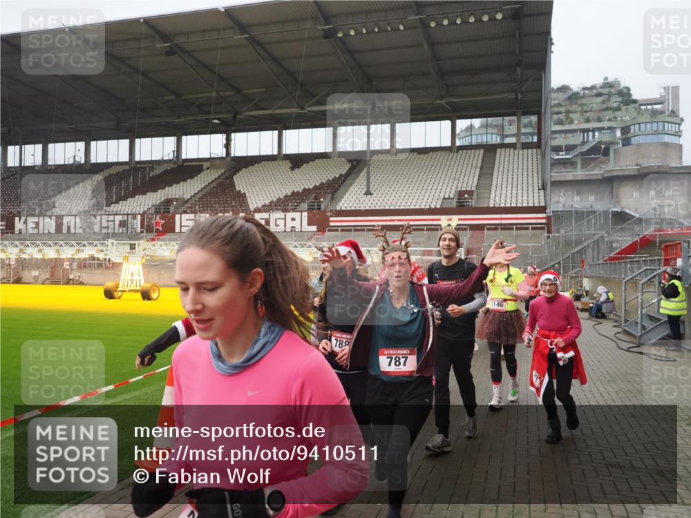 07.12.2025 - St. Pauli X-Mass-Run No. 15 Fabian Wolf http://msf.ph/oto/9410511 07.12.2025 11:11:21 Ziel 171, 182, 190, 411, 697, 698, 777, 787, 788, 812, 815, 817, 832, 841, 909, 1145, 1146, 1147, 1518, 1519, 1557, 1565, 1568, 1619, 1707, 1770, 2258, 2742, 4801, 4805, 4806, 4810, 4813, 5005, 5006 meine-sportfotos.de