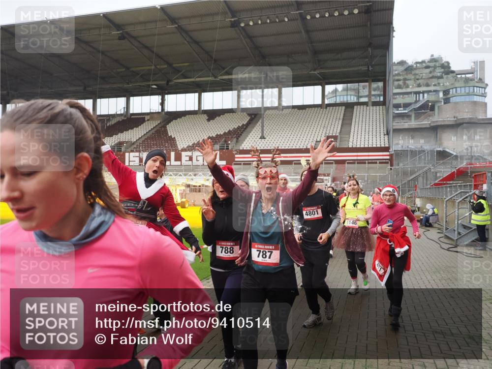 07.12.2025 - St. Pauli X-Mass-Run No. 15 Fabian Wolf http://msf.ph/oto/9410514 07.12.2025 11:11:21 Ziel 171, 182, 190, 411, 697, 698, 777, 787, 788, 812, 815, 817, 832, 841, 909, 1145, 1146, 1147, 1518, 1519, 1557, 1565, 1568, 1619, 1707, 1770, 2258, 2742, 4801, 4805, 4806, 4810, 4813, 5005, 5006 meine-sportfotos.de