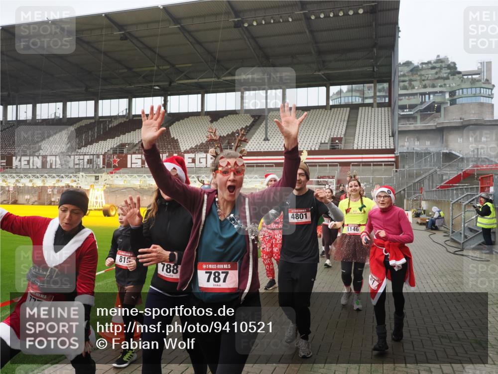 07.12.2025 - St. Pauli X-Mass-Run No. 15 Fabian Wolf http://msf.ph/oto/9410521 07.12.2025 11:11:22 Ziel 171, 182, 190, 411, 697, 698, 777, 787, 788, 812, 815, 817, 832, 841, 909, 1145, 1146, 1147, 1309, 1519, 1557, 1565, 1568, 1619, 1707, 1770, 2258, 2742, 4801, 4805, 4806, 4810, 4813, 5005, 5006 meine-sportfotos.de