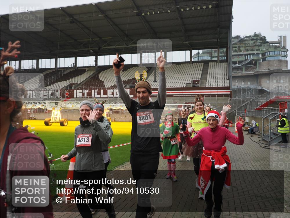 07.12.2025 - St. Pauli X-Mass-Run No. 15 Fabian Wolf http://msf.ph/oto/9410530 07.12.2025 11:11:22 Ziel 171, 182, 190, 411, 697, 698, 777, 787, 788, 812, 815, 817, 832, 841, 909, 1145, 1146, 1147, 1309, 1519, 1557, 1565, 1568, 1619, 1707, 1770, 2258, 2742, 4801, 4805, 4806, 4810, 4813, 5005, 5006 meine-sportfotos.de