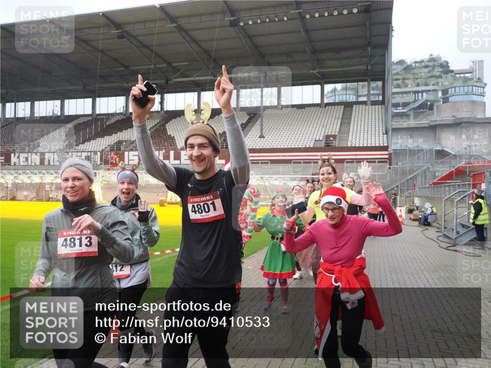 07.12.2025 - St. Pauli X-Mass-Run No. 15 Fabian Wolf http://msf.ph/oto/9410533 07.12.2025 11:11:23 Ziel 171, 182, 190, 411, 777, 787, 788, 812, 815, 817, 832, 841, 909, 1145, 1146, 1147, 1309, 1557, 1565, 1568, 1619, 1707, 1770, 2258, 2742, 4801, 4805, 4806, 4810, 4813, 5005, 5006 meine-sportfotos.de