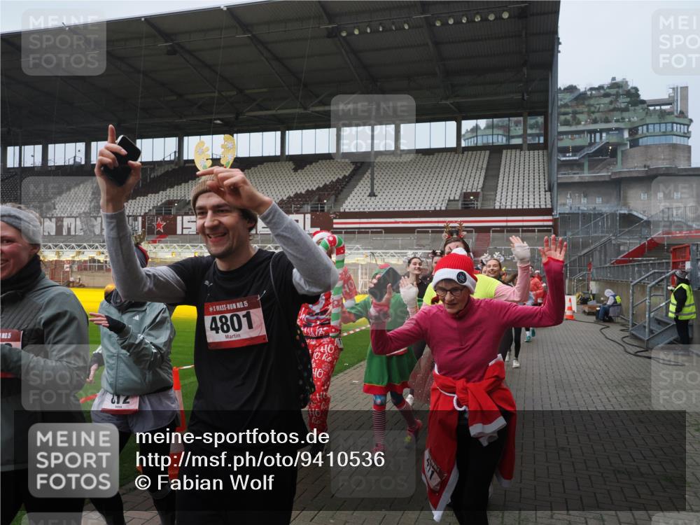 07.12.2025 - St. Pauli X-Mass-Run No. 15 Fabian Wolf http://msf.ph/oto/9410536 07.12.2025 11:11:23 Ziel 171, 182, 190, 411, 777, 787, 788, 812, 815, 817, 832, 841, 909, 1145, 1146, 1147, 1309, 1557, 1565, 1568, 1619, 1707, 1770, 2258, 2742, 4801, 4805, 4806, 4810, 4813, 5005, 5006 meine-sportfotos.de