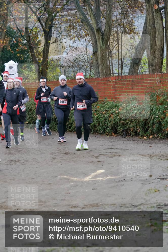 07.12.2025 - St. Pauli X-Mass-Run No. 15 Michael Burmester http://msf.ph/oto/9410540 07.12.2025 09:48:10 Laufen 2641, 3428, 2652, 2645 meine-sportfotos.de