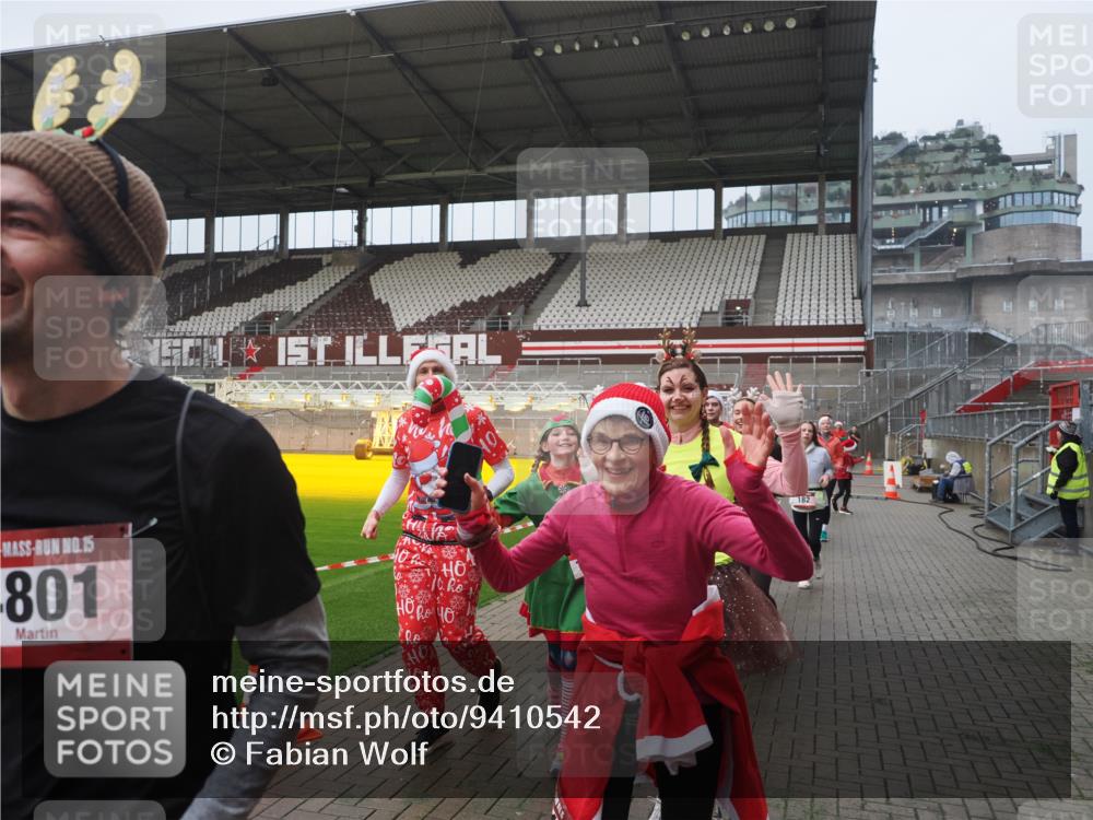 07.12.2025 - St. Pauli X-Mass-Run No. 15 Fabian Wolf http://msf.ph/oto/9410542 07.12.2025 11:11:23 Ziel 171, 182, 190, 411, 777, 787, 788, 812, 815, 817, 832, 841, 909, 1145, 1146, 1147, 1309, 1557, 1565, 1568, 1619, 1707, 1770, 2258, 2742, 4801, 4805, 4806, 4810, 4813, 5005, 5006 meine-sportfotos.de