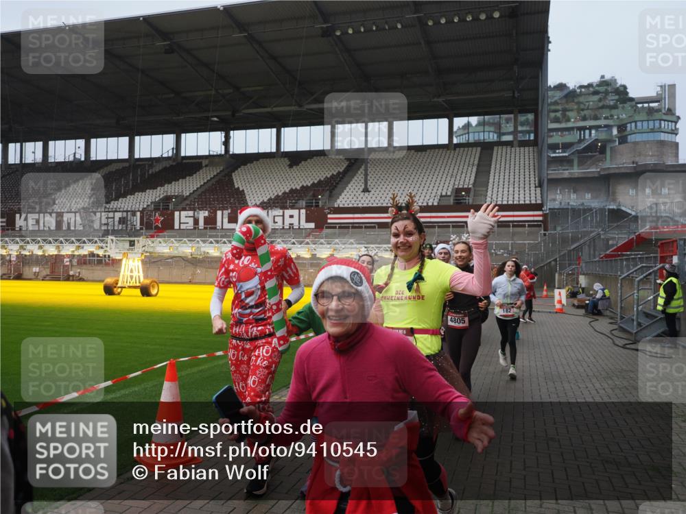 07.12.2025 - St. Pauli X-Mass-Run No. 15 Fabian Wolf http://msf.ph/oto/9410545 07.12.2025 11:11:24 Ziel 171, 182, 190, 411, 777, 787, 788, 812, 815, 817, 832, 841, 909, 1145, 1146, 1147, 1309, 1557, 1565, 1568, 1619, 1707, 1770, 2742, 4801, 4805, 4806, 4810, 4813, 5005, 5006 meine-sportfotos.de