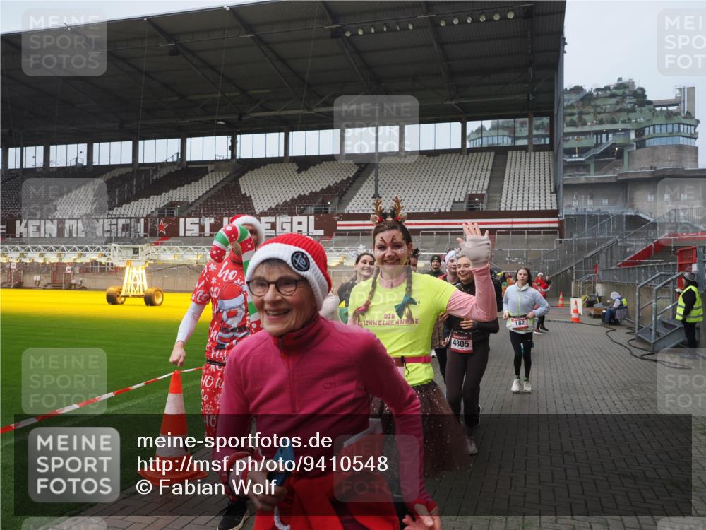 07.12.2025 - St. Pauli X-Mass-Run No. 15 Fabian Wolf http://msf.ph/oto/9410548 07.12.2025 11:11:24 Ziel 171, 182, 190, 411, 777, 787, 788, 812, 815, 817, 832, 841, 909, 1145, 1146, 1147, 1309, 1557, 1565, 1568, 1619, 1707, 1770, 2742, 4801, 4805, 4806, 4810, 4813, 5005, 5006 meine-sportfotos.de