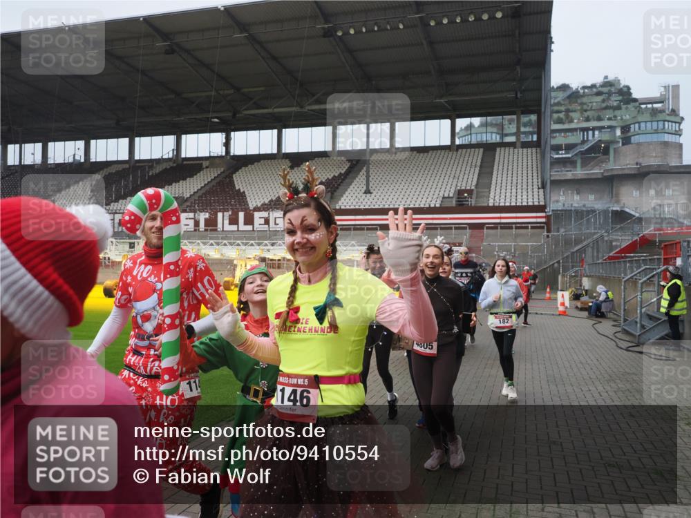 07.12.2025 - St. Pauli X-Mass-Run No. 15 Fabian Wolf http://msf.ph/oto/9410554 07.12.2025 11:11:24 Ziel 171, 182, 190, 411, 777, 787, 788, 812, 815, 817, 832, 841, 909, 1145, 1146, 1147, 1309, 1557, 1565, 1568, 1619, 1707, 1770, 2742, 4801, 4805, 4806, 4810, 4813, 5005, 5006 meine-sportfotos.de