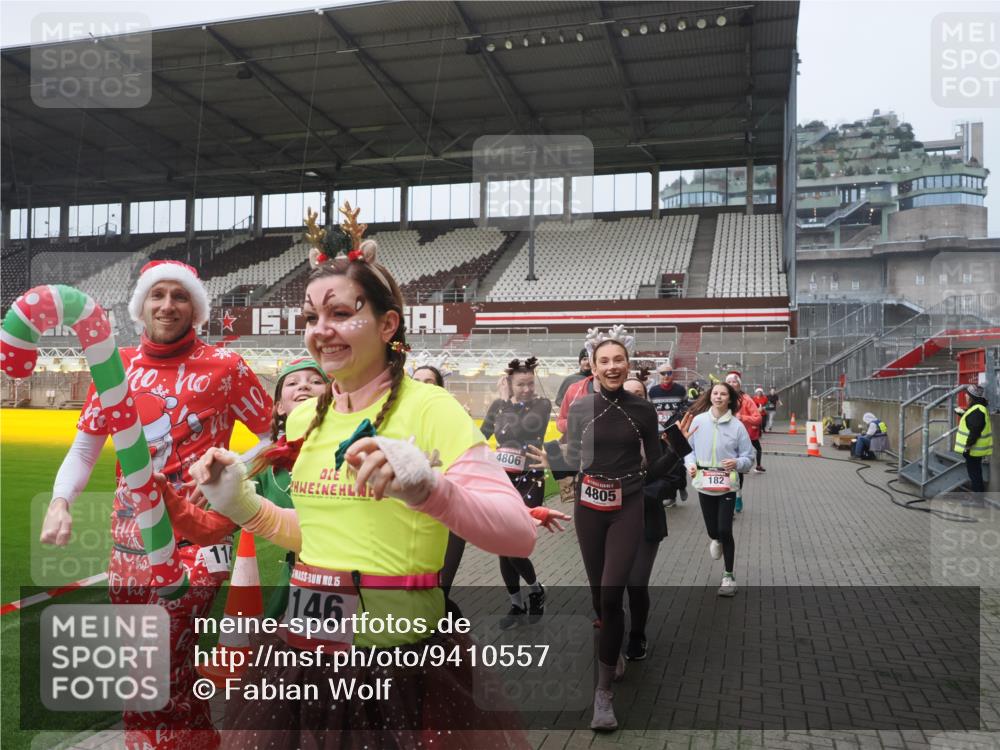 07.12.2025 - St. Pauli X-Mass-Run No. 15 Fabian Wolf http://msf.ph/oto/9410557 07.12.2025 11:11:24 Ziel 171, 182, 190, 411, 777, 787, 788, 812, 815, 817, 832, 841, 909, 1145, 1146, 1147, 1309, 1557, 1565, 1568, 1619, 1707, 1770, 2742, 4801, 4805, 4806, 4810, 4813, 5005, 5006 meine-sportfotos.de