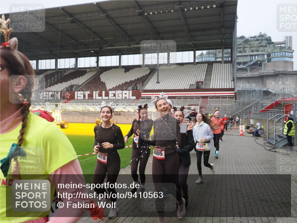 07.12.2025 - St. Pauli X-Mass-Run No. 15 Fabian Wolf http://msf.ph/oto/9410563 07.12.2025 11:11:25 Ziel 171, 182, 190, 411, 777, 787, 788, 812, 815, 817, 832, 841, 909, 1145, 1146, 1147, 1309, 1557, 1565, 1568, 1619, 1707, 1767, 1770, 2742, 4801, 4805, 4806, 4810, 4813, 5005, 5006 meine-sportfotos.de