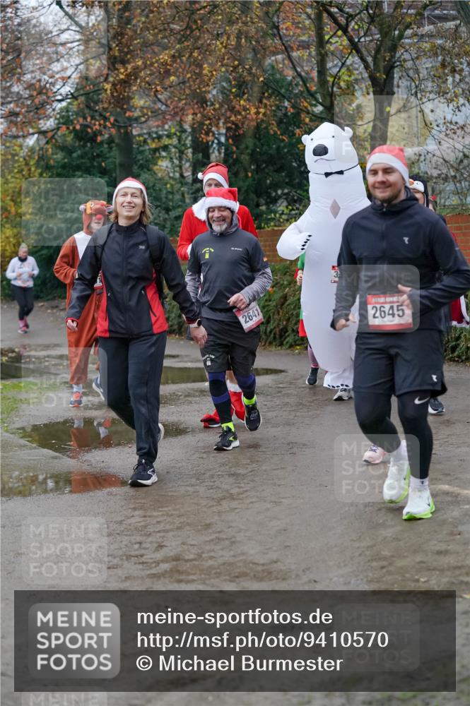 07.12.2025 - St. Pauli X-Mass-Run No. 15 Michael Burmester http://msf.ph/oto/9410570 07.12.2025 09:48:12 Laufen 2641, 2645 meine-sportfotos.de