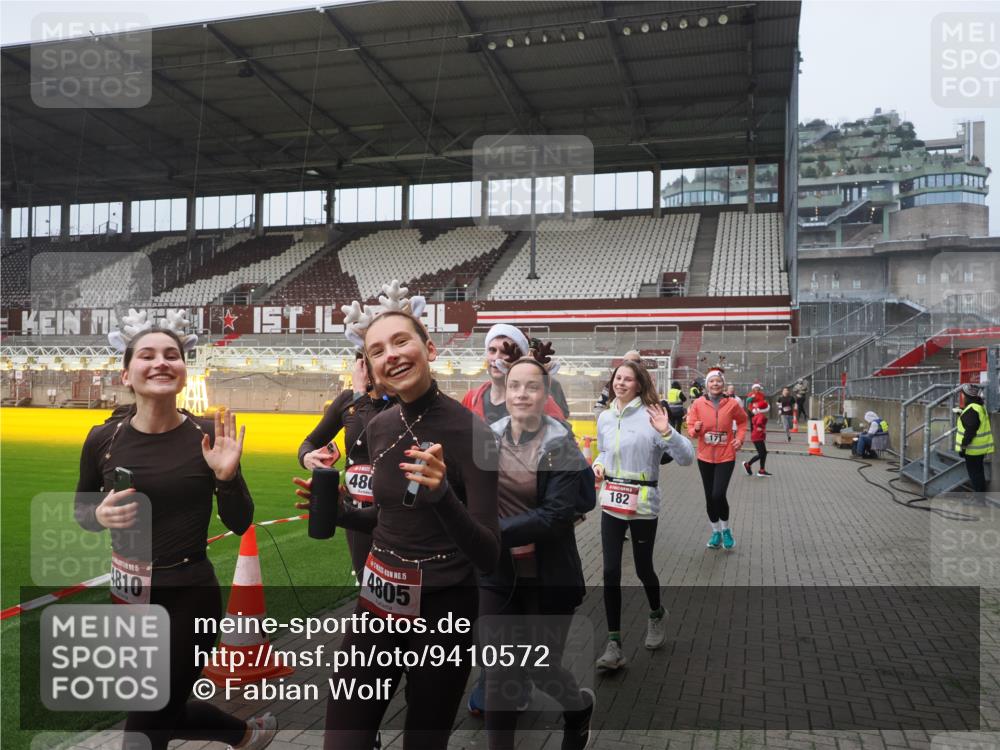 07.12.2025 - St. Pauli X-Mass-Run No. 15 Fabian Wolf http://msf.ph/oto/9410572 07.12.2025 11:11:25 Ziel 171, 182, 190, 411, 777, 787, 788, 812, 815, 817, 832, 841, 909, 1145, 1146, 1147, 1309, 1557, 1565, 1568, 1619, 1707, 1767, 1770, 2742, 4801, 4805, 4806, 4810, 4813, 5005, 5006 meine-sportfotos.de