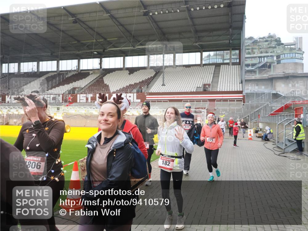 07.12.2025 - St. Pauli X-Mass-Run No. 15 Fabian Wolf http://msf.ph/oto/9410579 07.12.2025 11:11:26 Ziel 171, 182, 190, 411, 777, 787, 788, 812, 815, 817, 832, 841, 909, 1145, 1146, 1147, 1309, 1557, 1565, 1568, 1589, 1619, 1707, 1767, 1770, 2742, 4801, 4805, 4806, 4810, 4813, 5005, 5006 meine-sportfotos.de