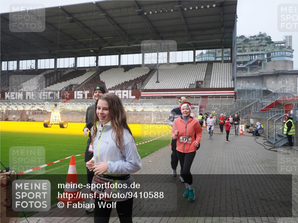 07.12.2025 - St. Pauli X-Mass-Run No. 15 Fabian Wolf http://msf.ph/oto/9410588 07.12.2025 11:11:27 Ziel 171, 182, 190, 411, 777, 787, 788, 812, 815, 817, 832, 841, 909, 1145, 1146, 1147, 1309, 1557, 1565, 1568, 1589, 1619, 1707, 1767, 1770, 4801, 4805, 4806, 4810, 4813, 5005, 5006 meine-sportfotos.de