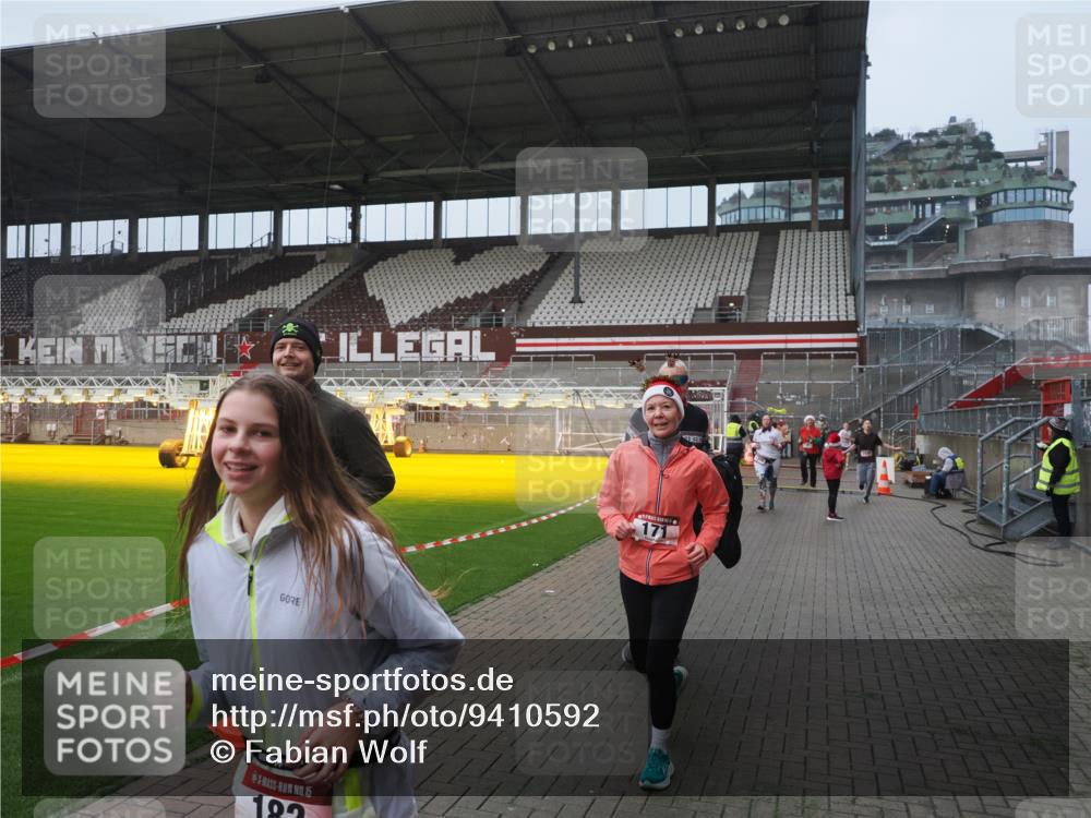 07.12.2025 - St. Pauli X-Mass-Run No. 15 Fabian Wolf http://msf.ph/oto/9410592 07.12.2025 11:11:27 Ziel 171, 182, 190, 411, 777, 787, 788, 812, 815, 817, 832, 841, 909, 1145, 1146, 1147, 1309, 1557, 1565, 1568, 1589, 1619, 1707, 1767, 1770, 4801, 4805, 4806, 4810, 4813, 5005, 5006 meine-sportfotos.de