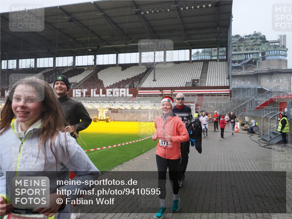 07.12.2025 - St. Pauli X-Mass-Run No. 15 Fabian Wolf http://msf.ph/oto/9410595 07.12.2025 11:11:27 Ziel 171, 182, 190, 411, 777, 787, 788, 812, 815, 817, 832, 841, 909, 1145, 1146, 1147, 1309, 1557, 1565, 1568, 1589, 1619, 1707, 1767, 1770, 4801, 4805, 4806, 4810, 4813, 5005, 5006 meine-sportfotos.de