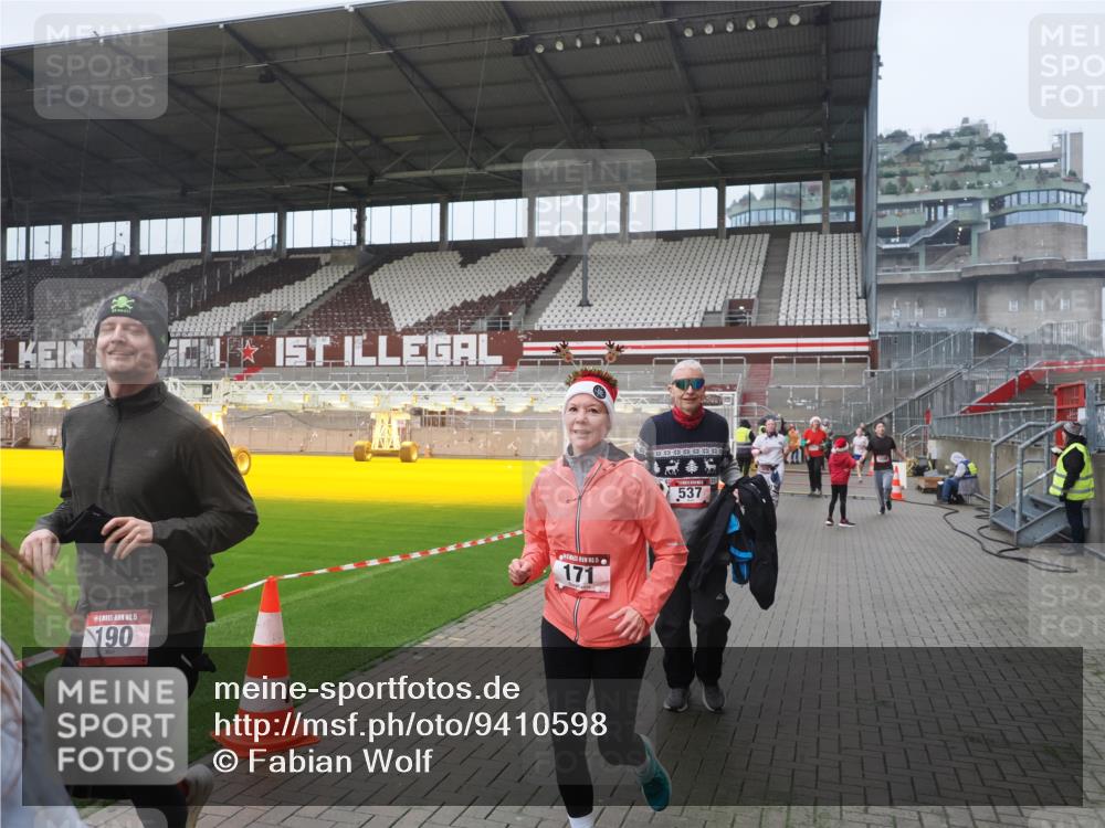 07.12.2025 - St. Pauli X-Mass-Run No. 15 Fabian Wolf http://msf.ph/oto/9410598 07.12.2025 11:11:28 Ziel 171, 182, 190, 411, 777, 787, 788, 812, 815, 817, 832, 841, 909, 1145, 1146, 1147, 1309, 1321, 1557, 1565, 1568, 1589, 1619, 1767, 1770, 4801, 4805, 4806, 4810, 4813, 5005, 5006 meine-sportfotos.de