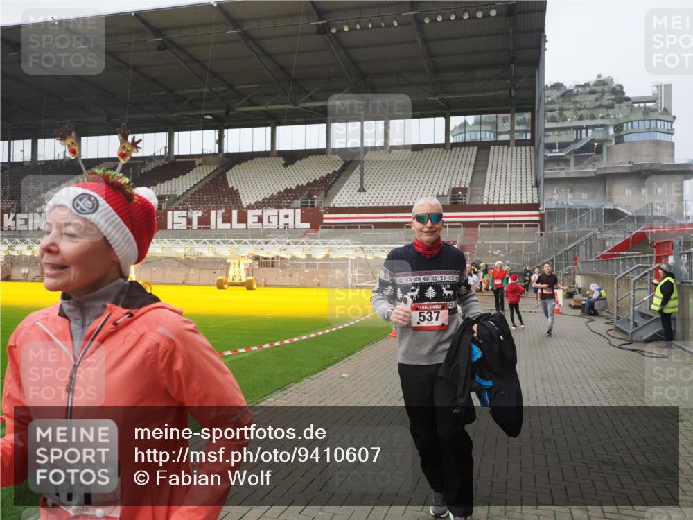 07.12.2025 - St. Pauli X-Mass-Run No. 15 Fabian Wolf http://msf.ph/oto/9410607 07.12.2025 11:11:28 Ziel 171, 182, 190, 411, 777, 787, 788, 812, 815, 817, 832, 841, 909, 1145, 1146, 1147, 1309, 1321, 1557, 1565, 1568, 1589, 1619, 1767, 1770, 4801, 4805, 4806, 4810, 4813, 5005, 5006 meine-sportfotos.de