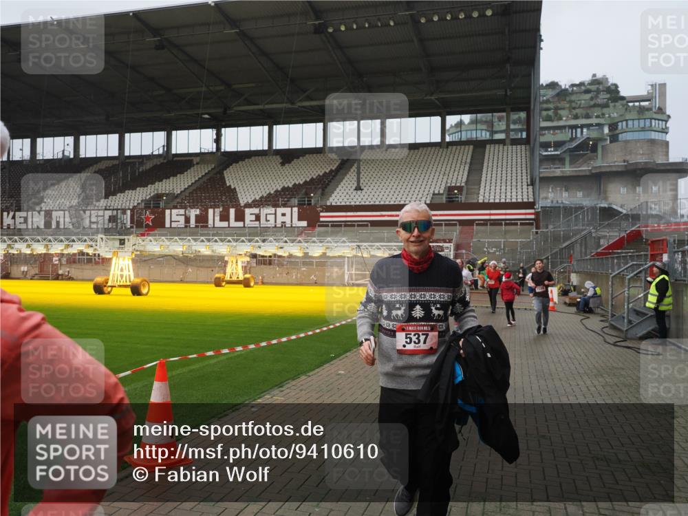 07.12.2025 - St. Pauli X-Mass-Run No. 15 Fabian Wolf http://msf.ph/oto/9410610 07.12.2025 11:11:29 Ziel 171, 182, 190, 411, 777, 787, 788, 812, 815, 832, 841, 909, 1145, 1146, 1147, 1309, 1321, 1589, 1619, 1767, 1770, 4801, 4805, 4806, 4810, 4813, 5005, 5006 meine-sportfotos.de