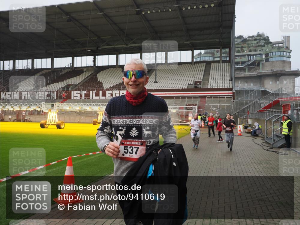 07.12.2025 - St. Pauli X-Mass-Run No. 15 Fabian Wolf http://msf.ph/oto/9410619 07.12.2025 11:11:29 Ziel 171, 182, 190, 411, 777, 787, 788, 812, 815, 832, 841, 909, 1145, 1146, 1147, 1309, 1321, 1589, 1619, 1767, 1770, 4801, 4805, 4806, 4810, 4813, 5005, 5006 meine-sportfotos.de