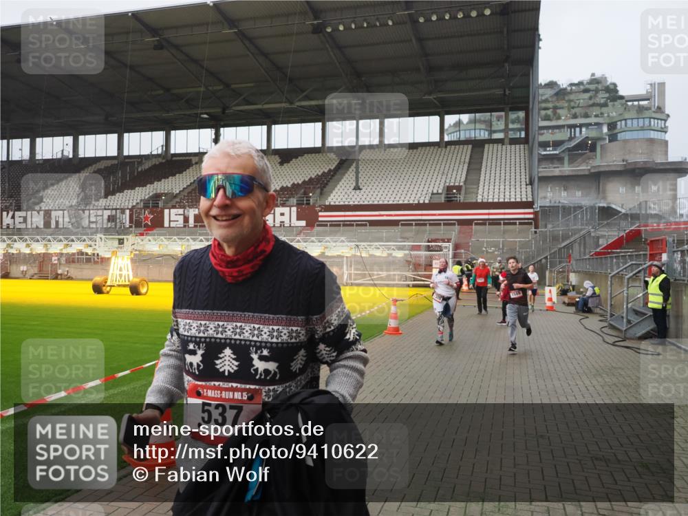 07.12.2025 - St. Pauli X-Mass-Run No. 15 Fabian Wolf http://msf.ph/oto/9410622 07.12.2025 11:11:29 Ziel 171, 182, 190, 411, 777, 787, 788, 812, 815, 832, 841, 909, 1145, 1146, 1147, 1309, 1321, 1589, 1619, 1767, 1770, 4801, 4805, 4806, 4810, 4813, 5005, 5006 meine-sportfotos.de